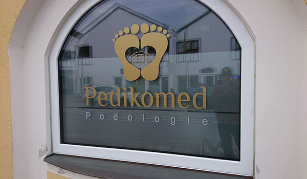 pedikomed fenster - Außenwerbung am Firmensitz – Schaufenster für PEDIKOMED Mering