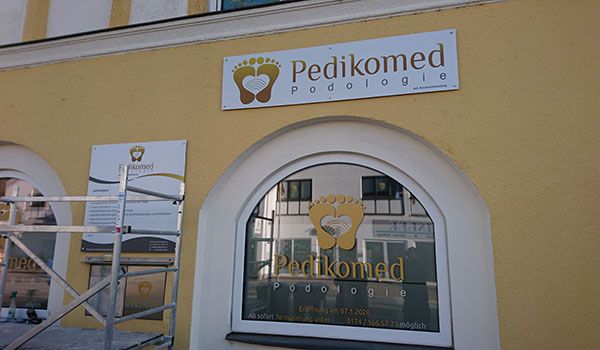 pedikomed firmenschild - Außenwerbung am Firmensitz – Schaufenster für PEDIKOMED Mering