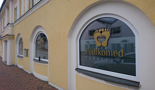 pedikomed hausfront - Außenwerbung am Firmensitz – Schaufenster für PEDIKOMED Mering