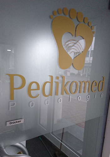 pedikomed logo und schriftzug - Außenwerbung am Firmensitz – Schaufenster für PEDIKOMED Mering